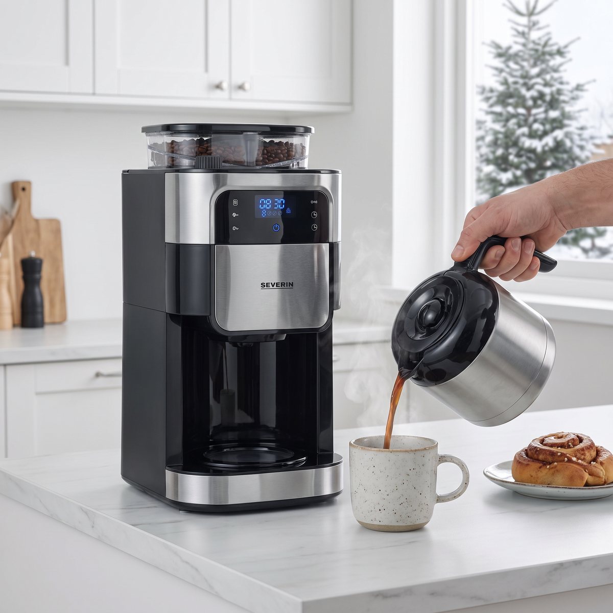 Severin KA 4814 med termoskanna där kaffe hälls upp i en mugg i ett svenskt kök
