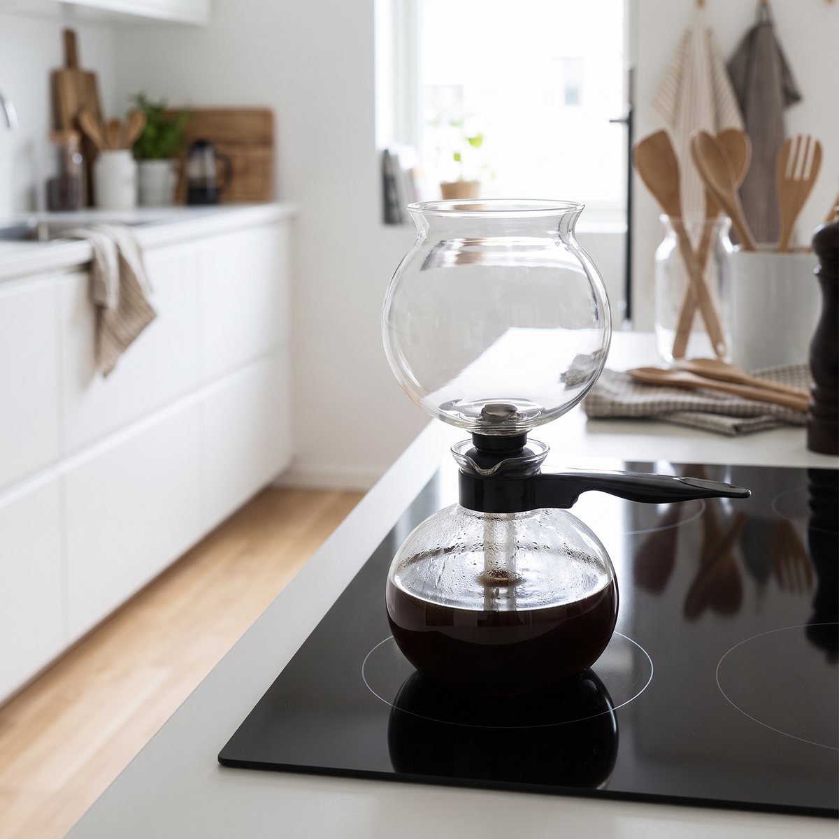 Bodum Pebo vakuumbryggare på en svart keramikhäll i ett svenskt kök