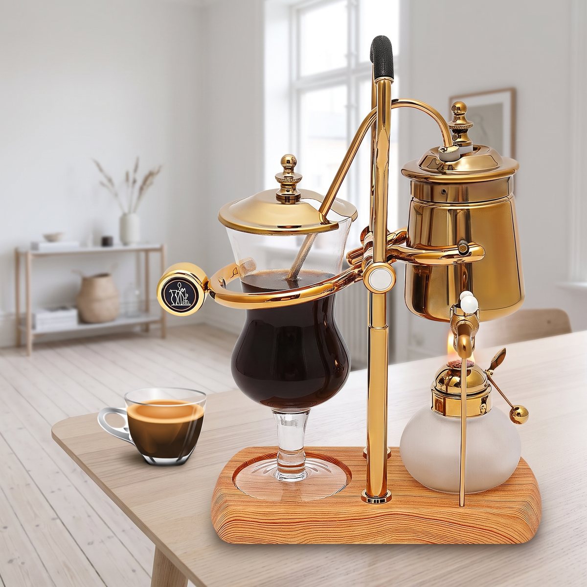 Guldfärgad balanserande sifon som brygger kaffe på ett ljust bord i ett svenskt vardagsrum