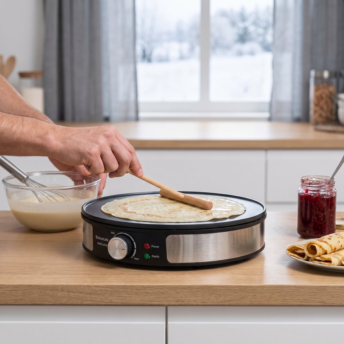 Taurus Crepe & Fun på en köksbänk i ett svenskt hem med smet, sylt och färdiga crêpes