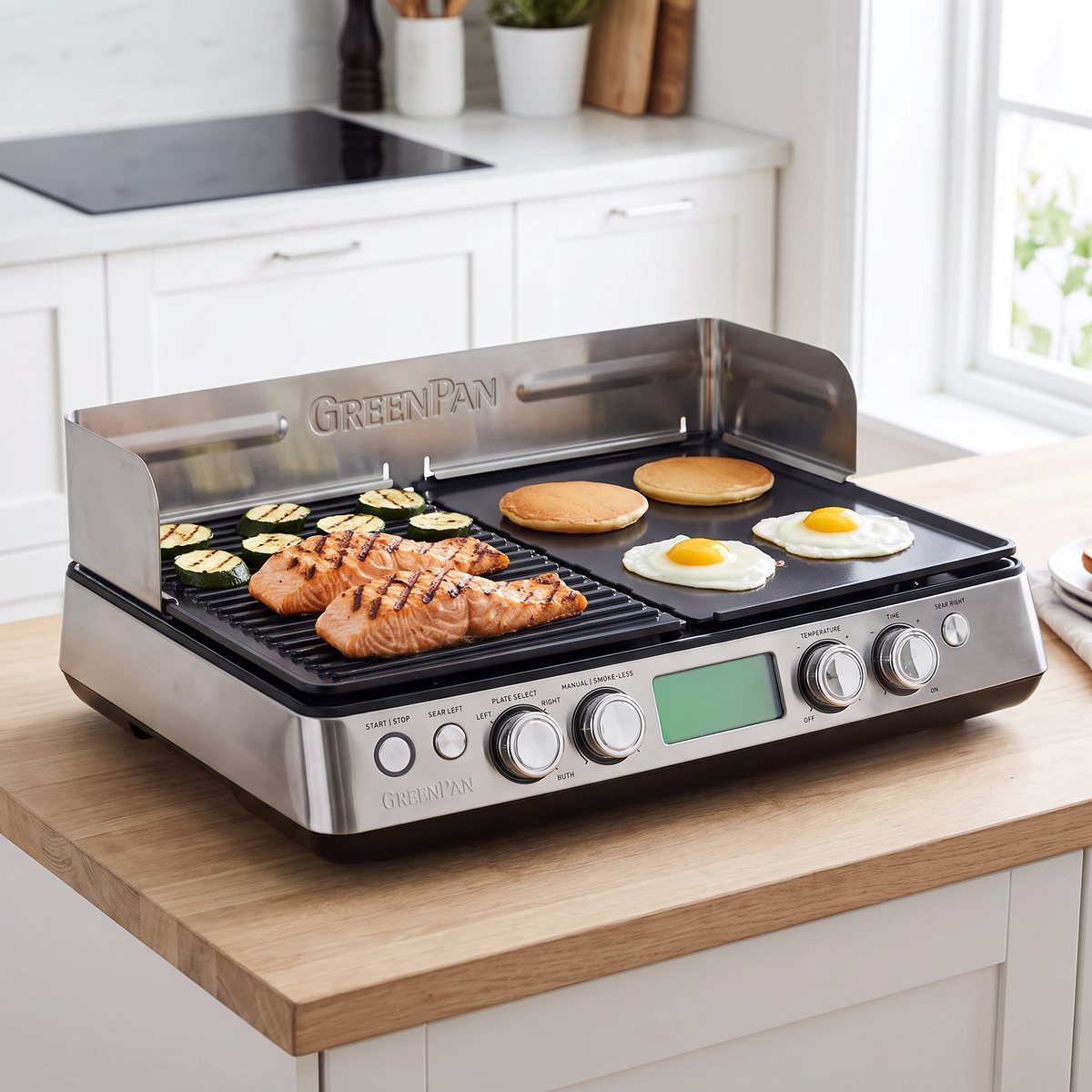 GreenPan Elite XL Less Smoke bordsgrill på en köksö i trä i ett svenskt kök, med lax och zucchini på grillsidan och pannkakor och stekt ägg på stekplattan