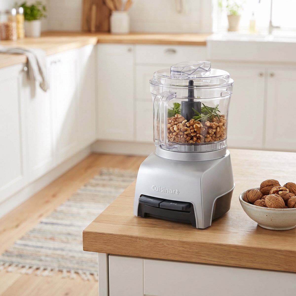 Silvergrå Cuisinart Pixie Chopper med hackade nötter på en köksbänk i ett svenskt kök