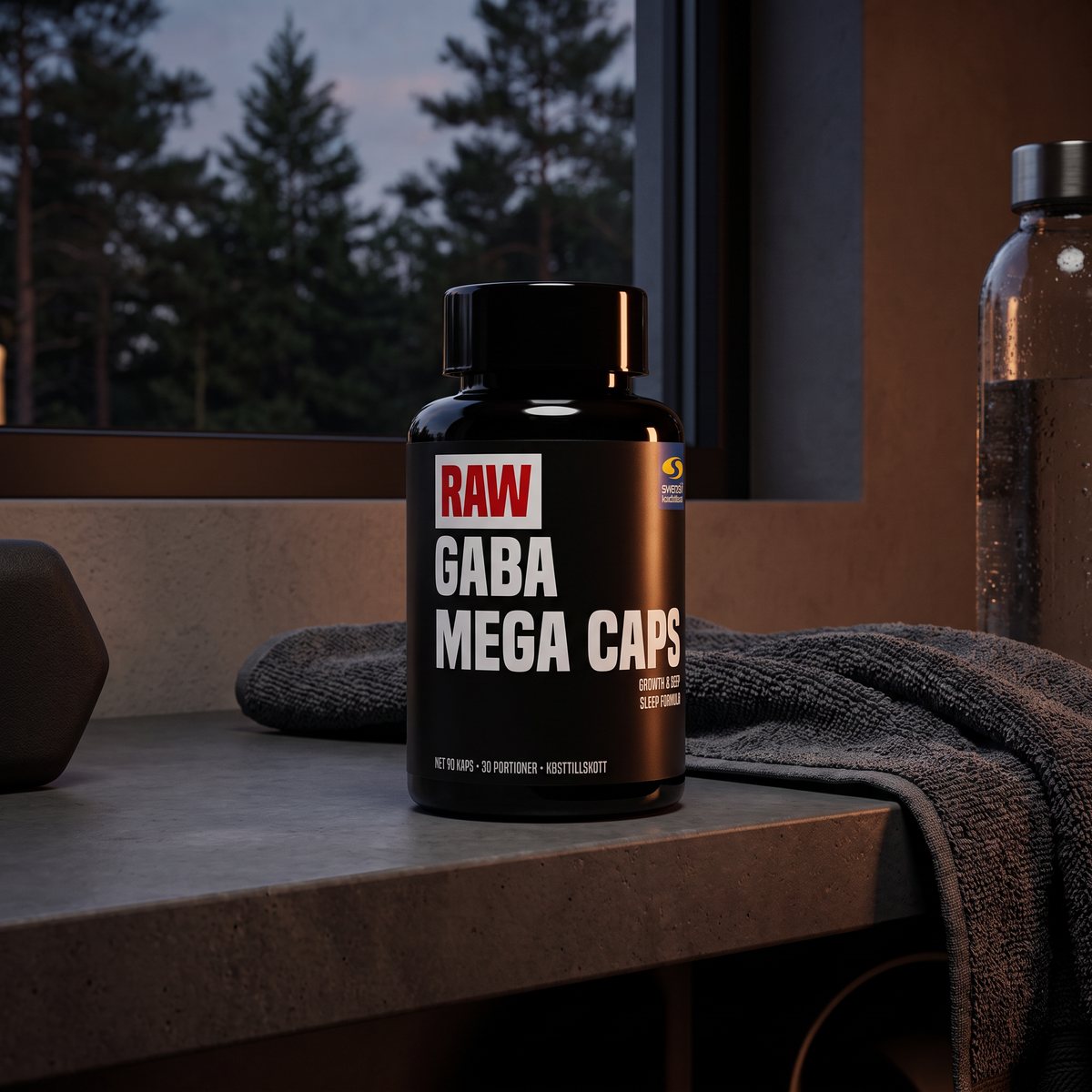 RAW GABA Mega Caps-burken på en hylla i ett svenskt hemmagym med handduk och vattenflaska, tallar utanför fönstret