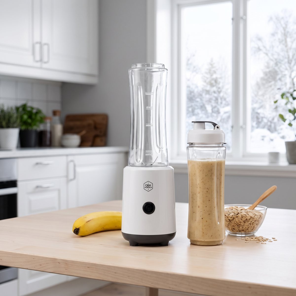 OBH Nordica Twister Go med smoothieflaska på ett björkbord i ett svenskt kök en vinterdag