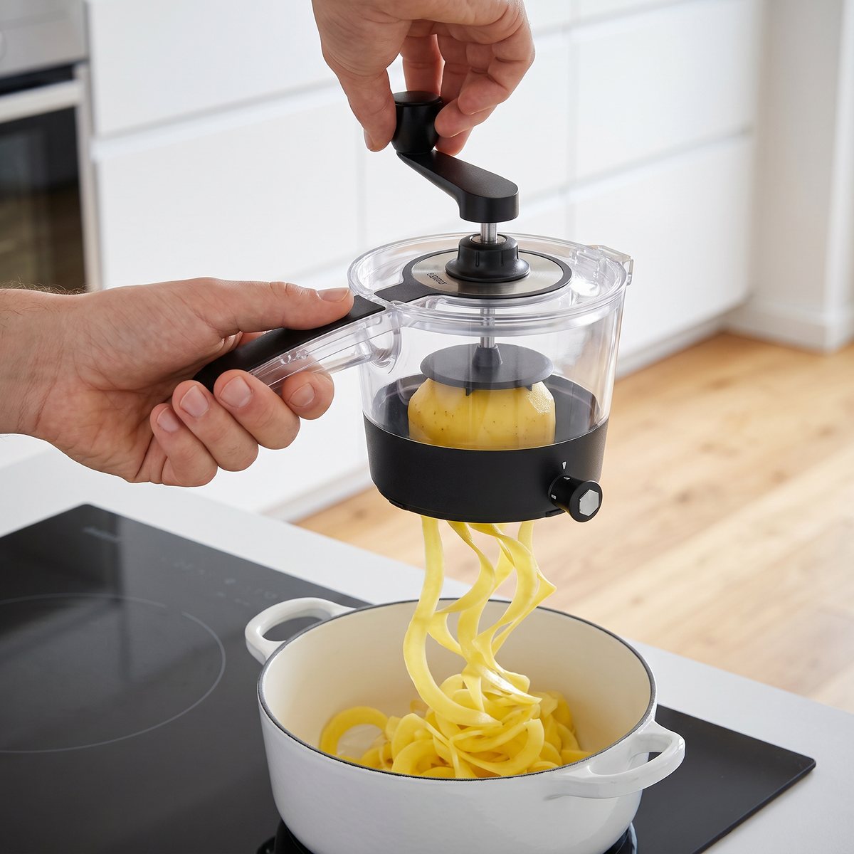 GEFU Spiralfix med potatisspiraler i en kastrull vid en induktionshäll i ett svenskt kök