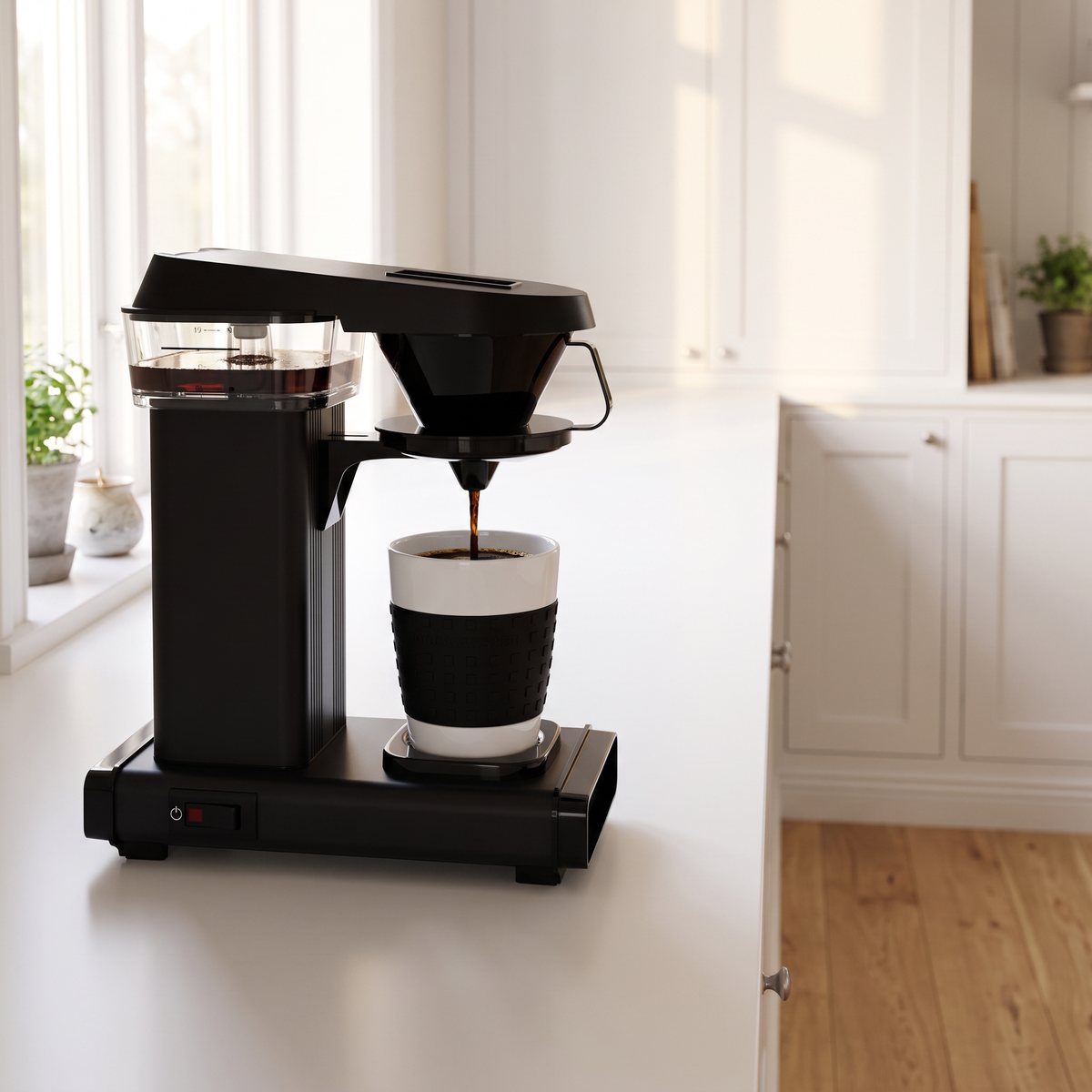 Moccamaster Cup One som brygger kaffe direkt i en vit porslinsmugg på en köksbänk i ett svenskt kök