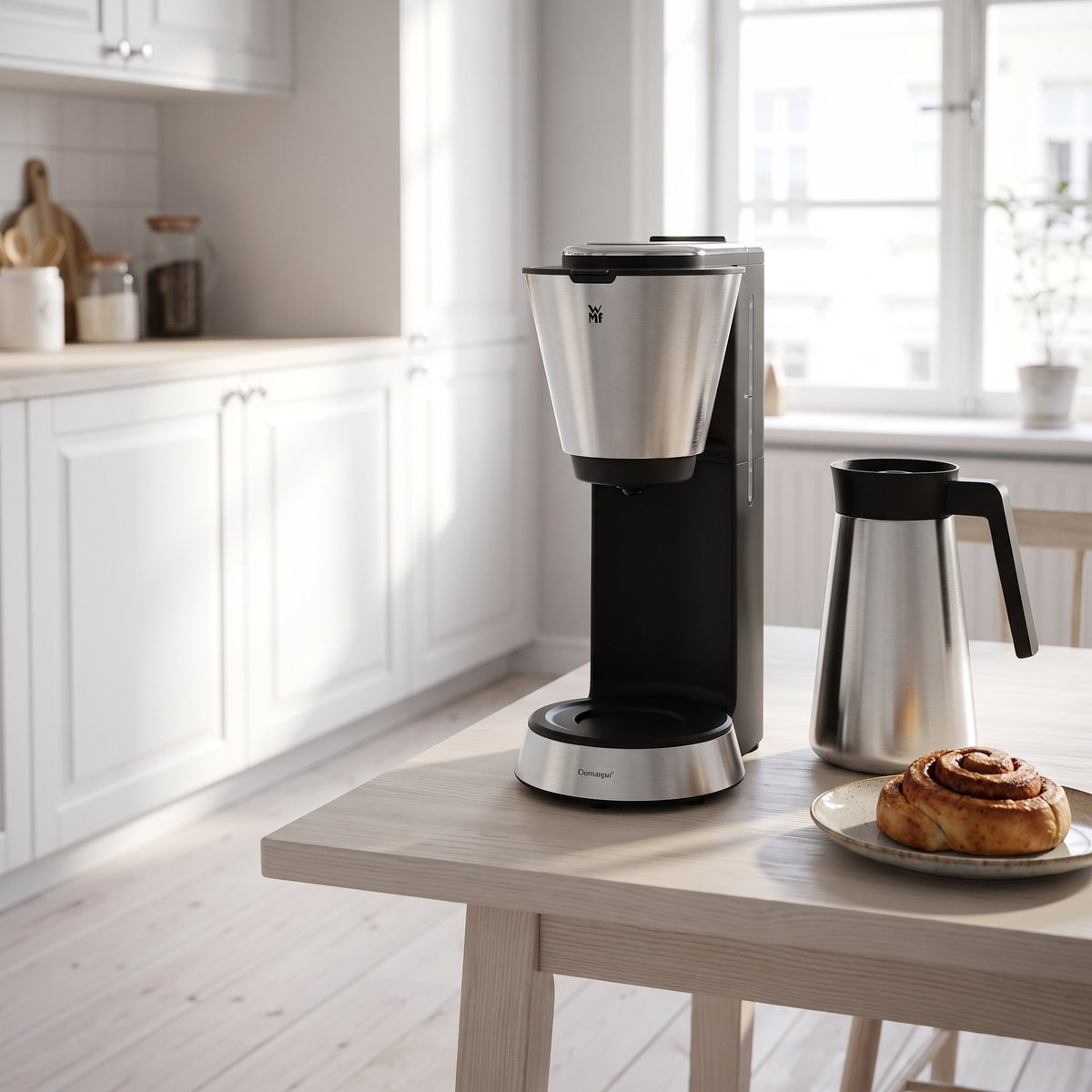 WMF Kimis Aroma Thermo med termoskanna i rostfritt stål på ett svenskt frukostbord