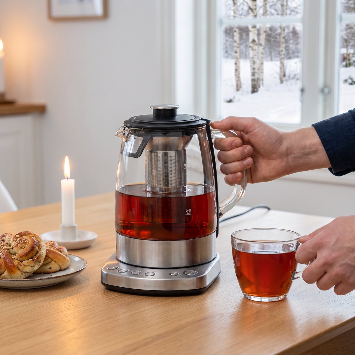 ProfiCook PC-WKS 1167G tebryggare med tesil, te och kardemummabullar vid ett svenskt köksbord