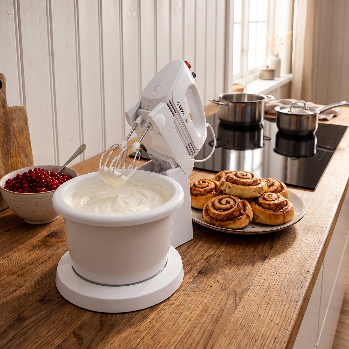 Bosch CleverMixx på stativ som vispar grädde i vit skål på ett köksbord i ett svenskt hem