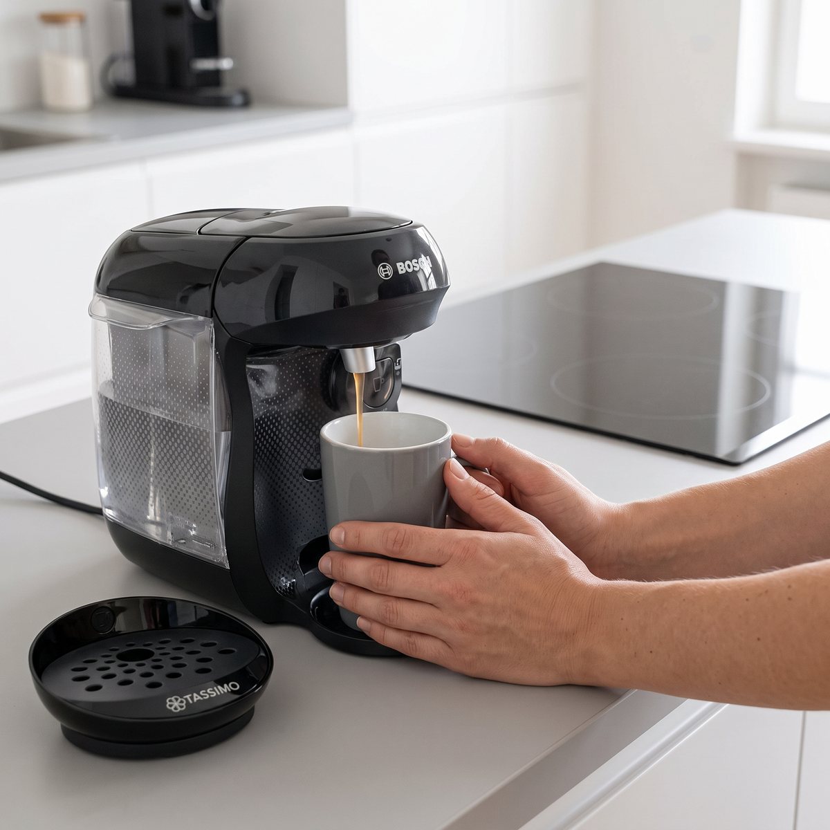 Svart Bosch Tassimo Happy med koppstolpen borttagen så att en hög mugg får plats, i ett svenskt kök med induktionshäll