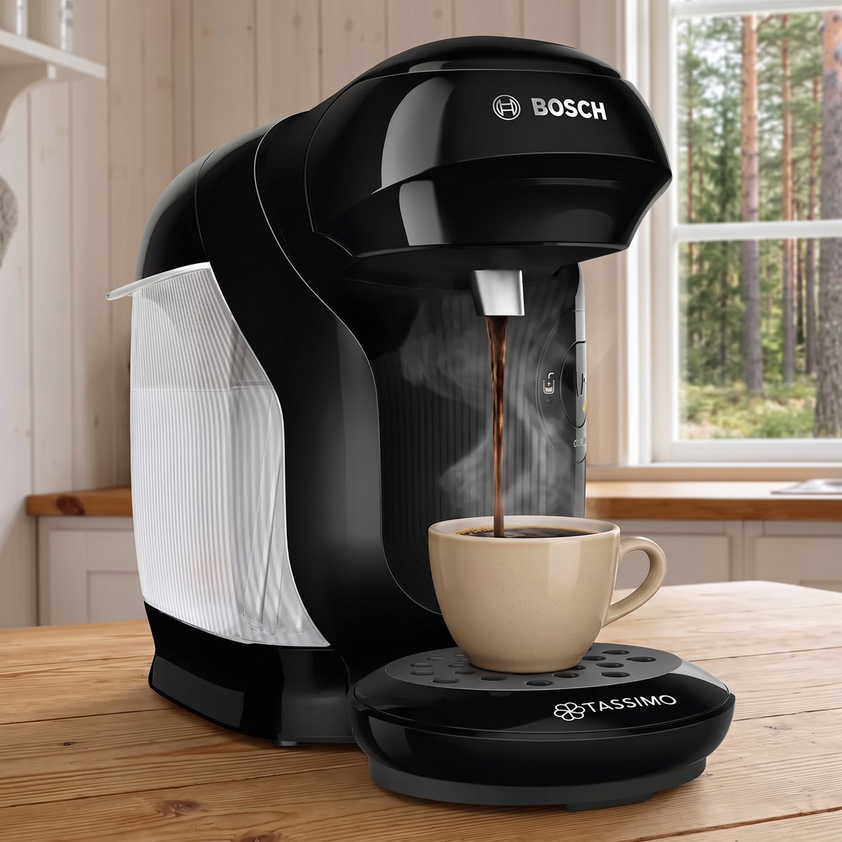Svart Bosch Tassimo Style som brygger kaffe i en beige kopp på en furubänk i ett svenskt stugkök med tallskog utanför fönstret