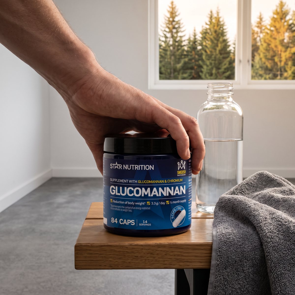 Burk med Star Nutrition Glucomannan på en bänk i ett svenskt hemmagym med vattenflaska och handduk