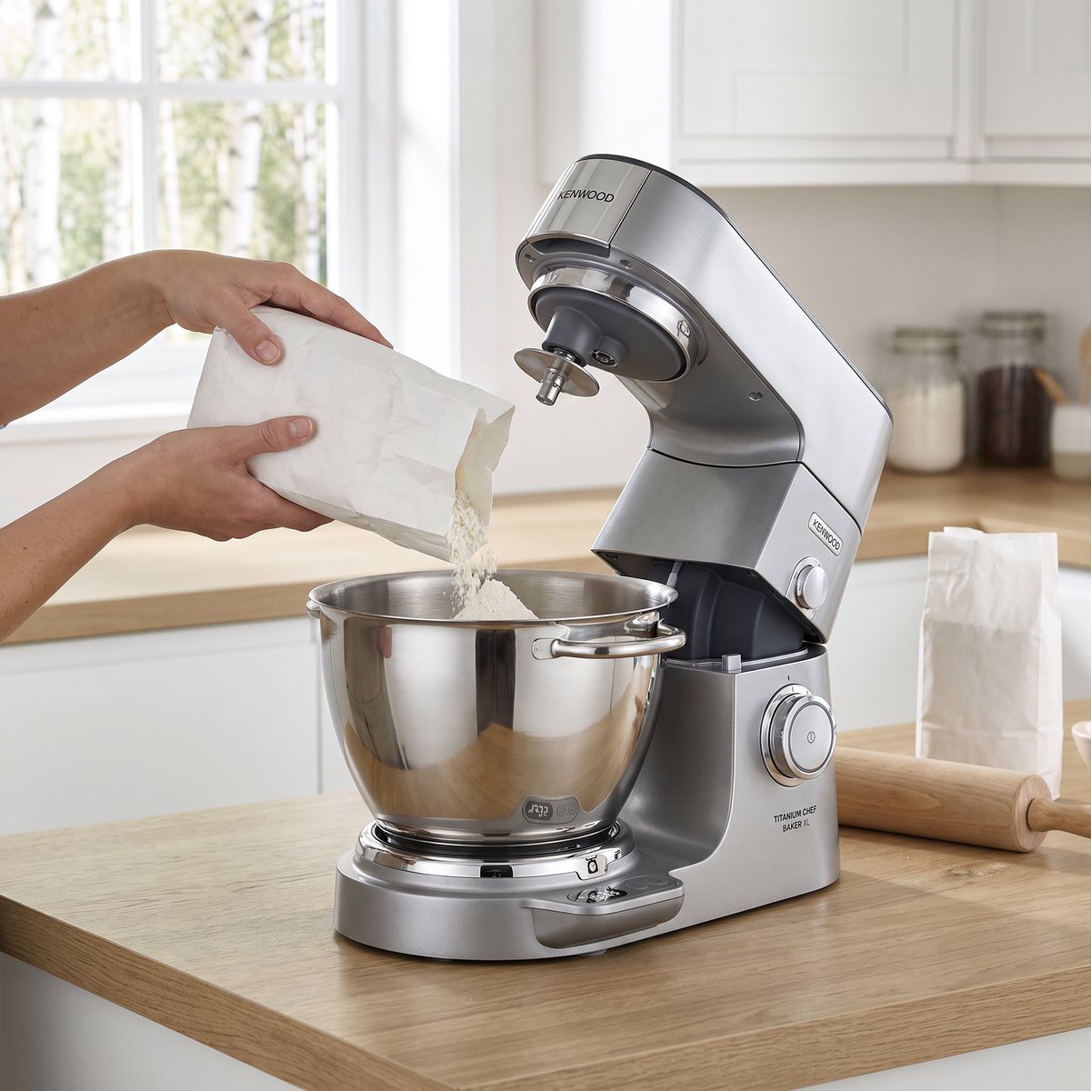 Kenwood Titanium Chef Baker XL köksmaskin med inbyggd våg på en bänk i ett ljust svenskt kök