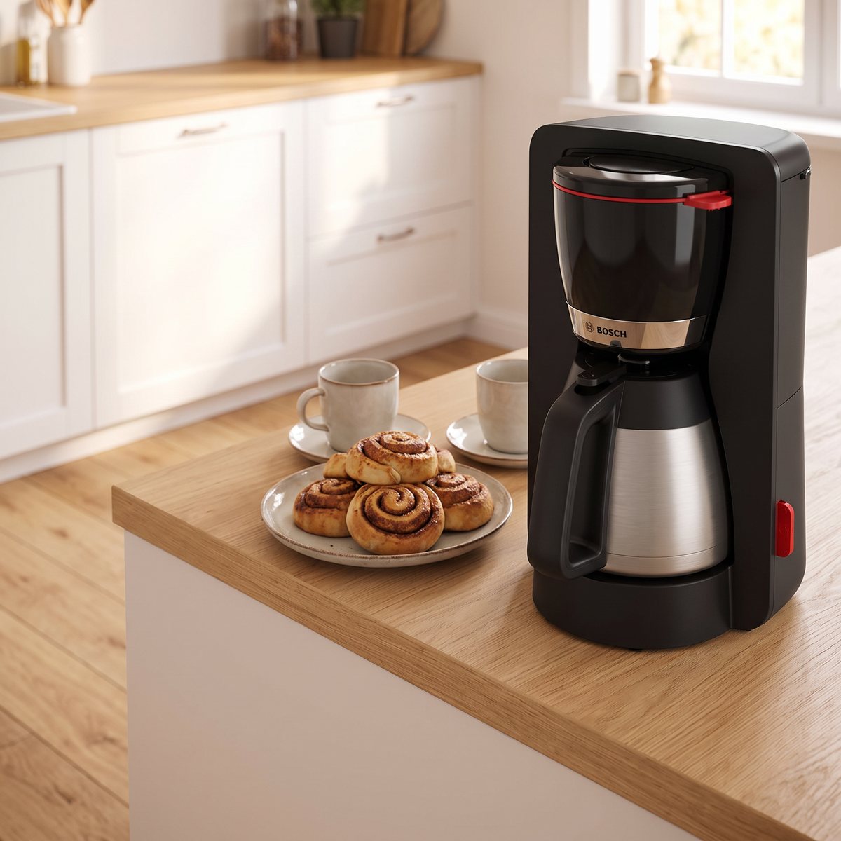 Bosch MyMoment kaffebryggare med termoskanna och kanelbullar i ett svenskt kök