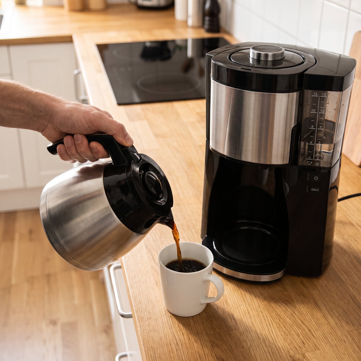 Melitta Look Therm Perfection kaffebryggare där kaffe hälls ur termoskannan i ett svenskt kök