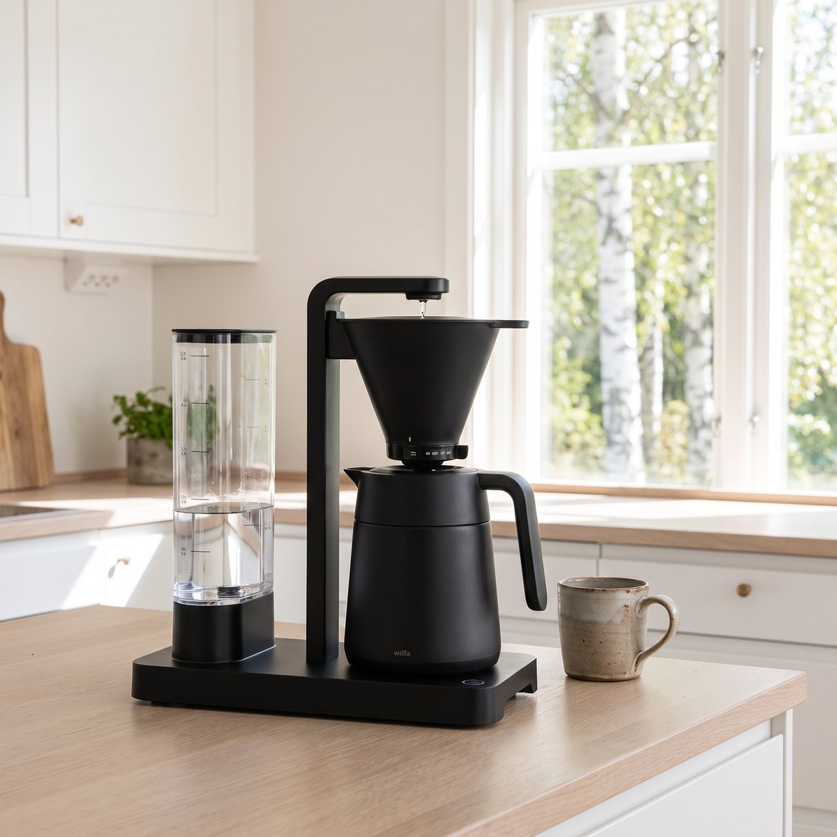 Wilfa Performance Thermo svart kaffebryggare med termoskanna på en köksbänk i ett ljust svenskt kök