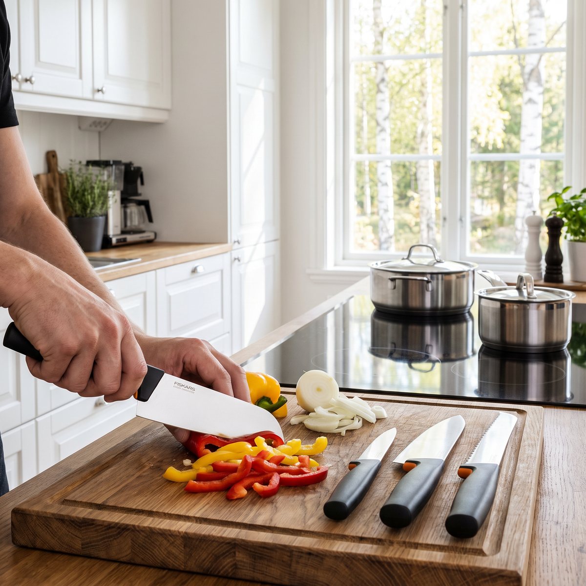 Fiskars Functional Form knivset där santokukniven hackar paprika och lök i svenskt familjekök