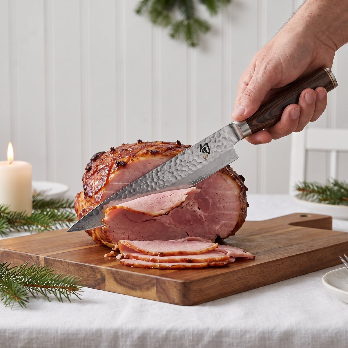 Kai Shun Premier trancherkniv som skär upp en julskinka på ett svenskt julbord