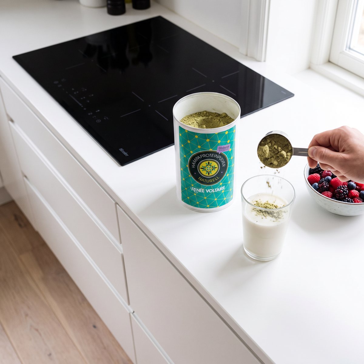 Hampaproteinpulver i vit burk med turkos etikett på en köksbänk med induktionshäll i ett svenskt kök