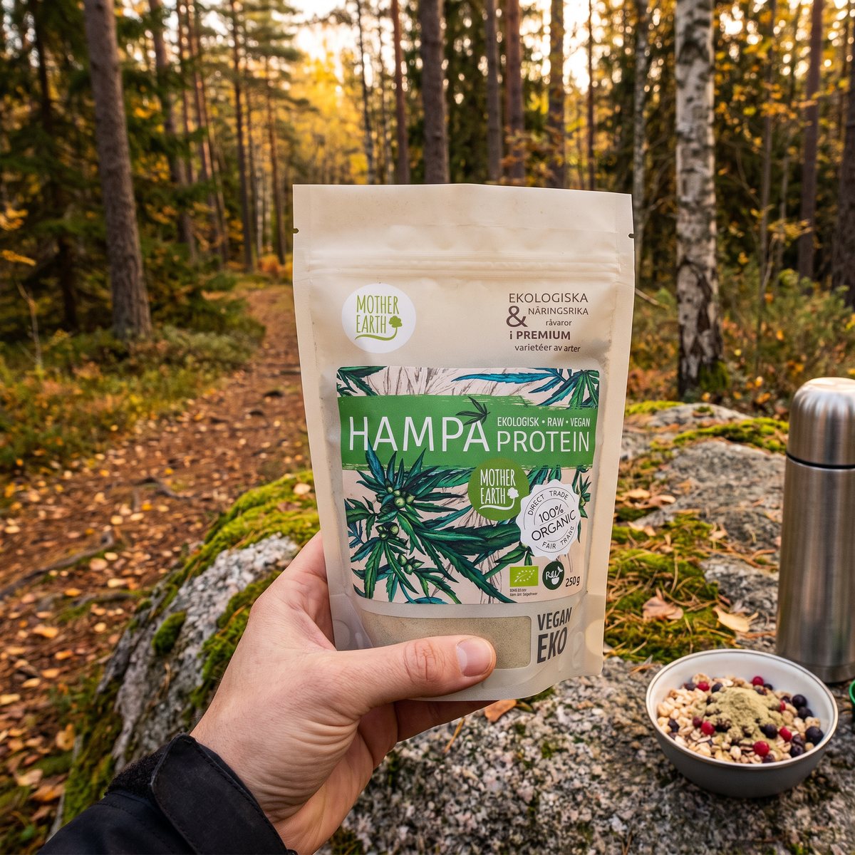 Liten påse hampaprotein på en granithäll vid en svensk skogsstig, bredvid en skål müsli