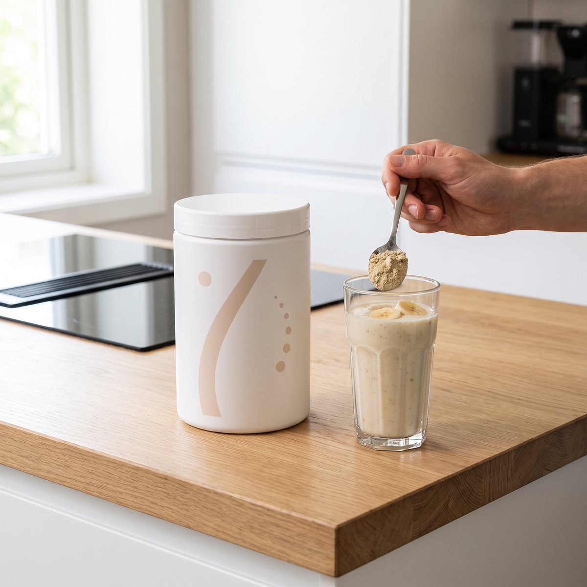 Hampaprotein i vit burk på en köksö i ett svenskt kök, med sked i en yoghurtsmoothie