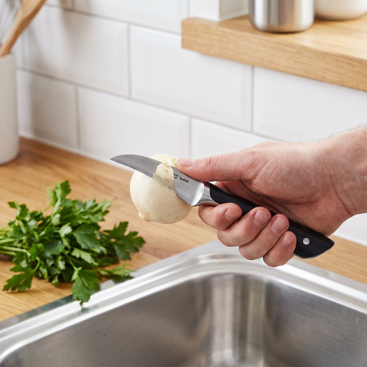 Jamie Oliver tournierkniv som skalar en rova över diskhon i ett svenskt kök