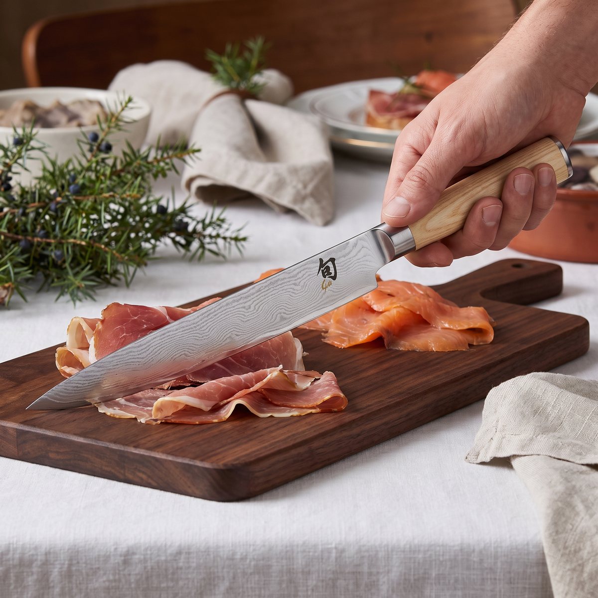 Kai Shun Classic White förskärarkniv skär skinka och rökt lax på ett svenskt julbord