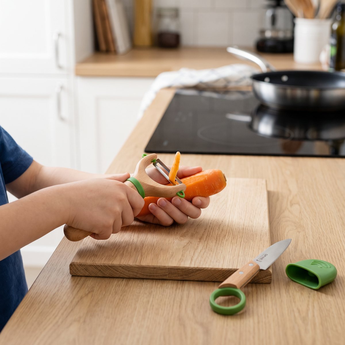 Barn som skalar en morot med Opinels Le Petit Chef-set i ett svenskt kök