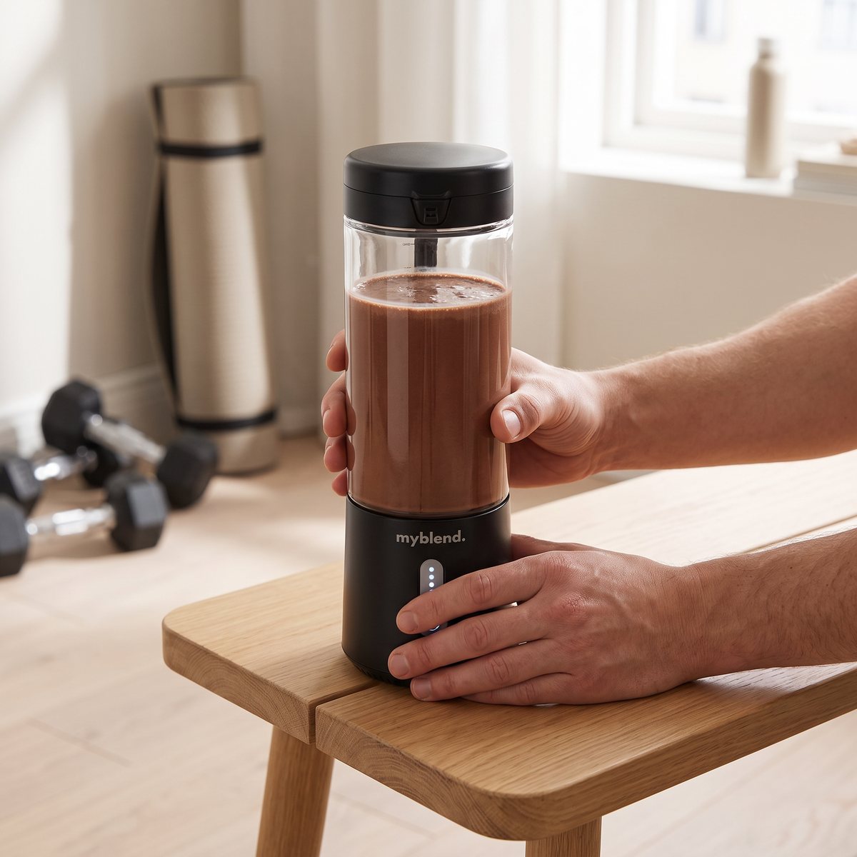 Myblend 3 Portable Blender med chokladshake på en träbänk i ett svenskt hemmagym