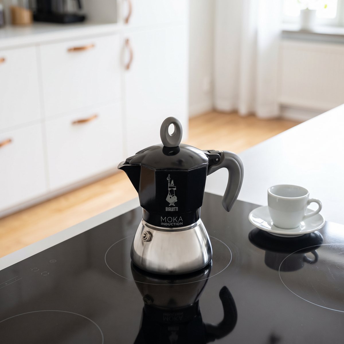 Bialetti Moka Induction på en induktionshäll i ett svenskt lägenhetskök