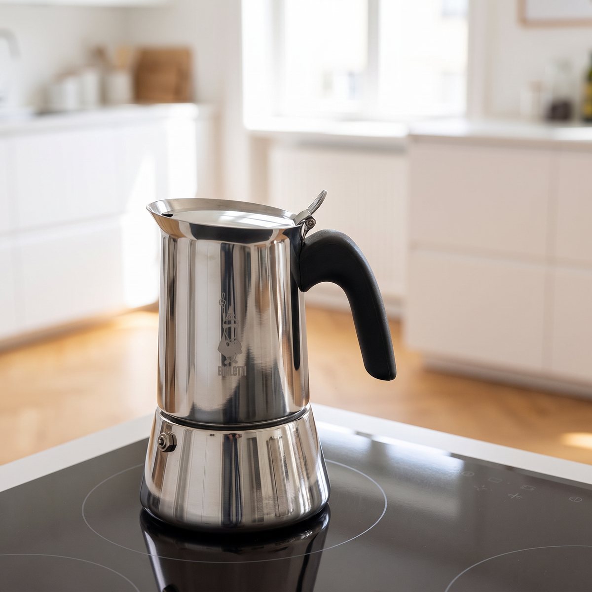 Bialetti Venus i rostfritt stål på en induktionshäll i ett ljust svenskt kök