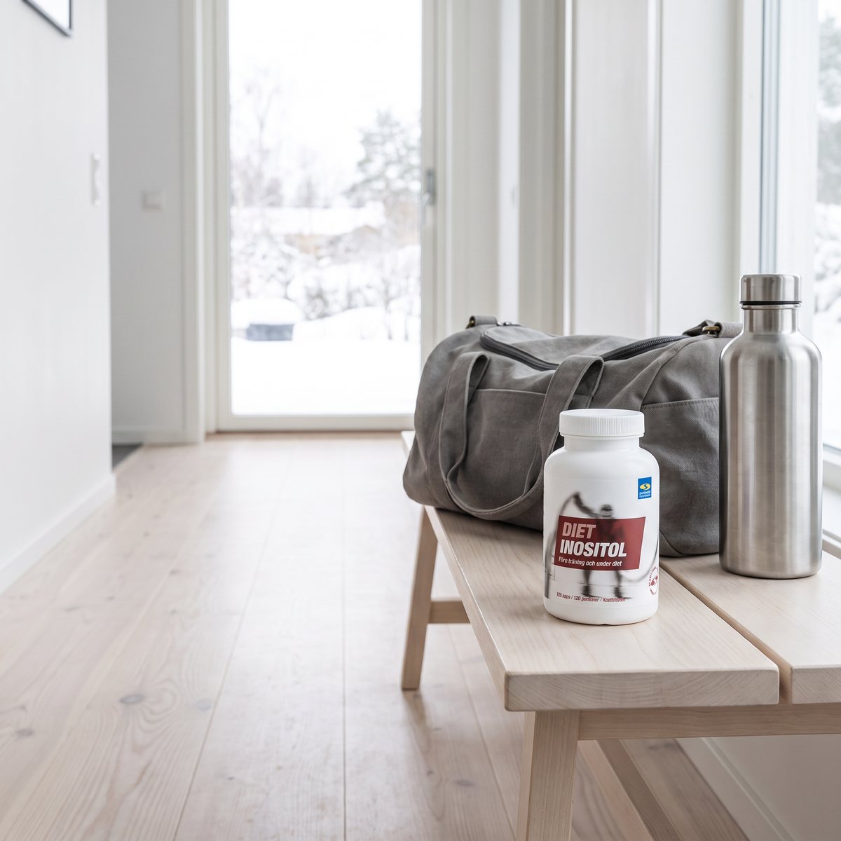 Diet Inositol på en bänk i ett svenskt hem med träningsväska och vattenflaska