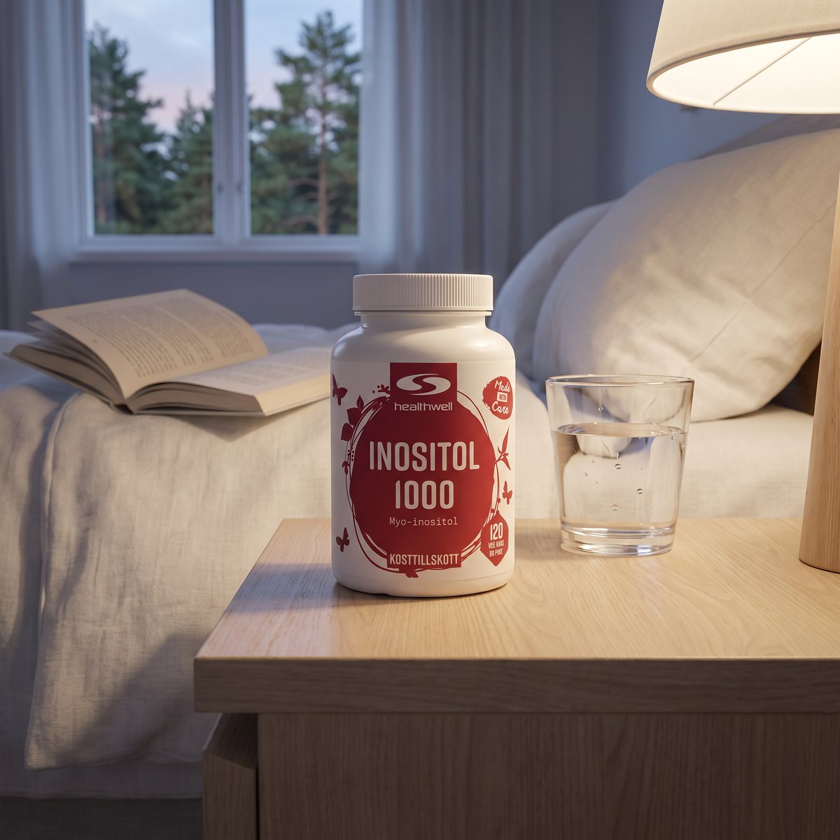 Healthwell Inositol 1000 på ett sängbord i ett svenskt sovrum med ett glas vatten