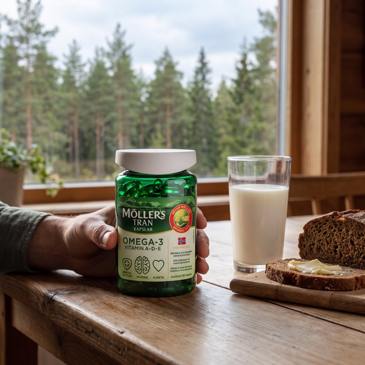 Hand som håller Möllers Tran-burken vid ett matbord i ett svenskt hem med mjölk och rågbröd