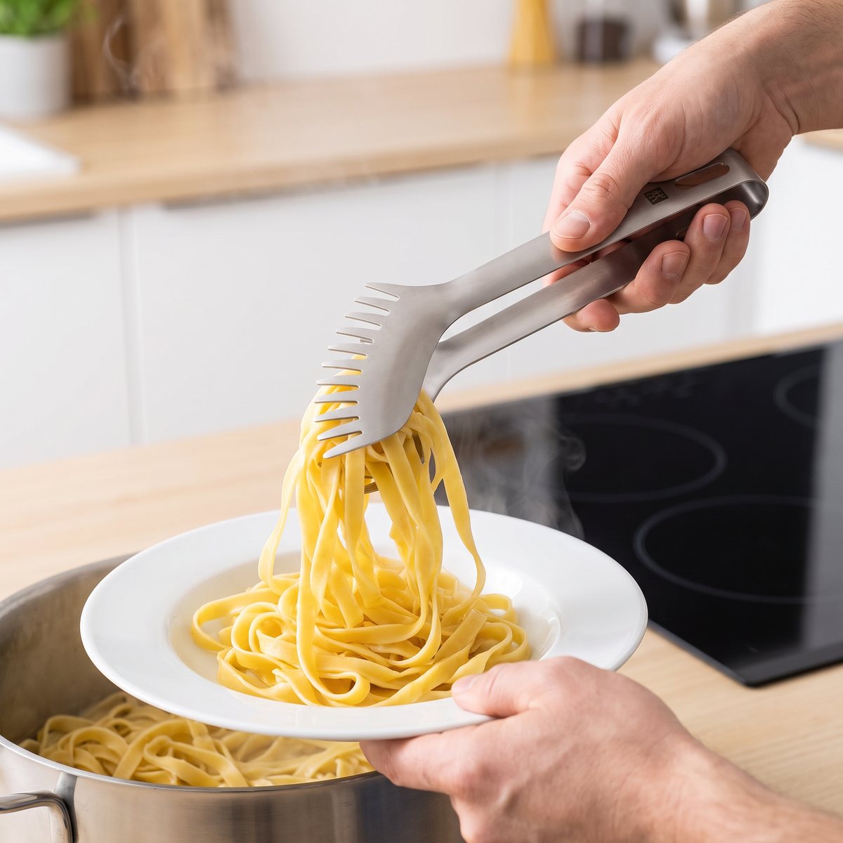 Zwilling Pro pastatång serverar tagliatelle från kastrull till tallrik i ett svenskt kök med induktionshäll