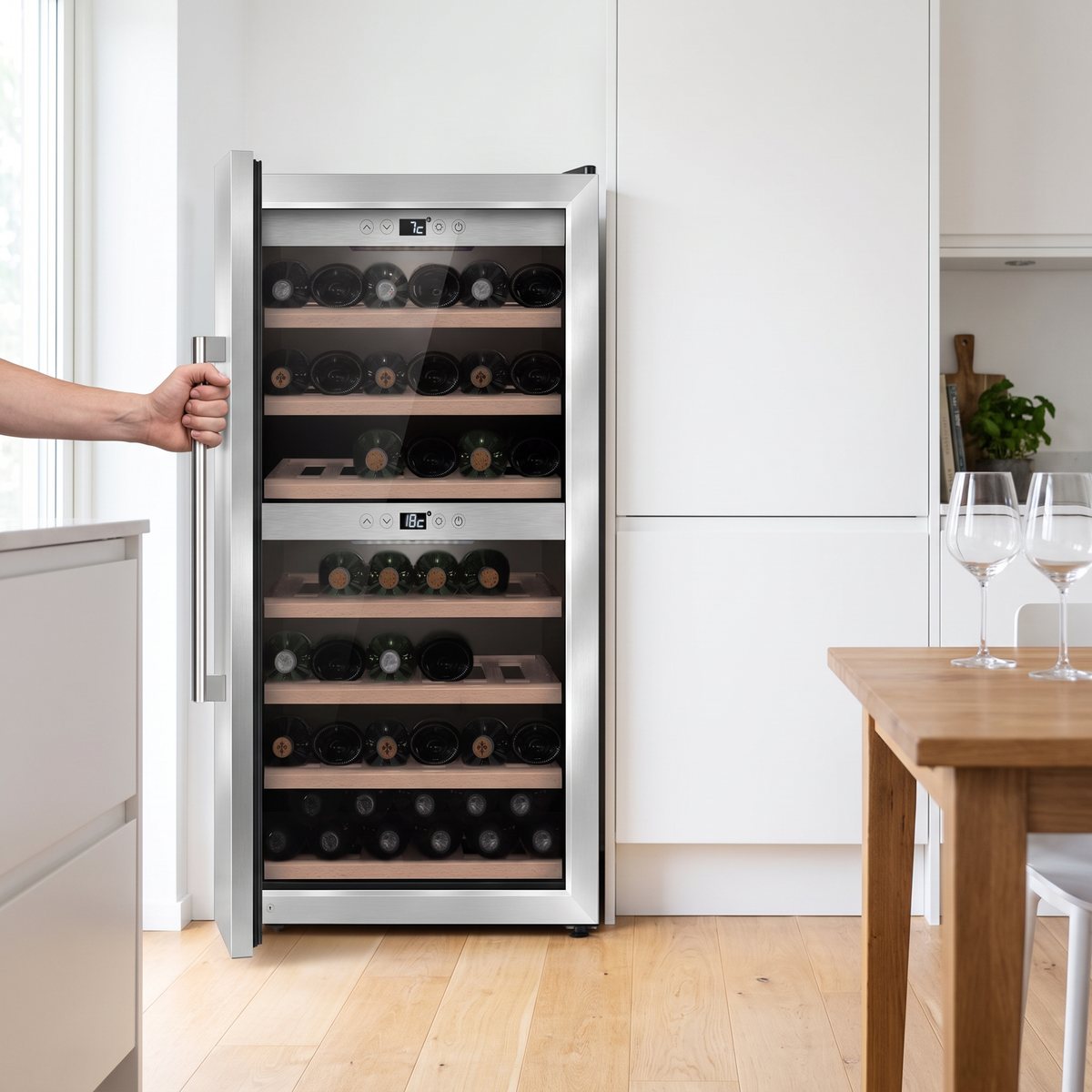 Caso WineComfort 66 i rostfritt stål öppnas i ett ljust svenskt kök med matbord och vinglas
