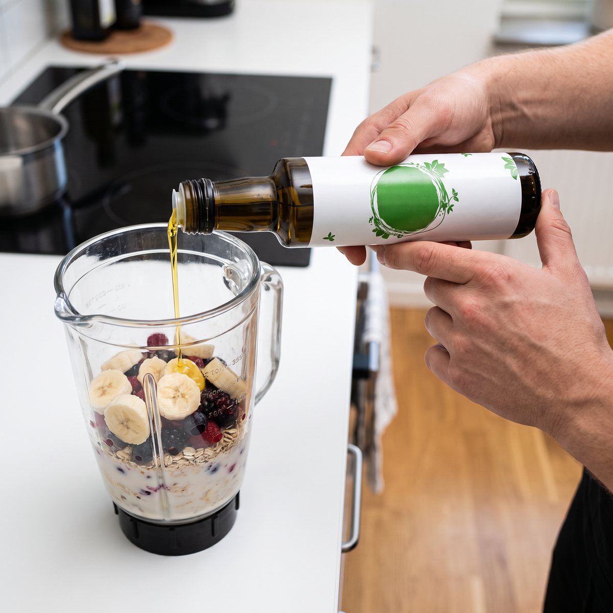 Flaska med Healthwell ekologisk linfröolja som hälls i en smoothie på en köksbänk i ett svenskt kök