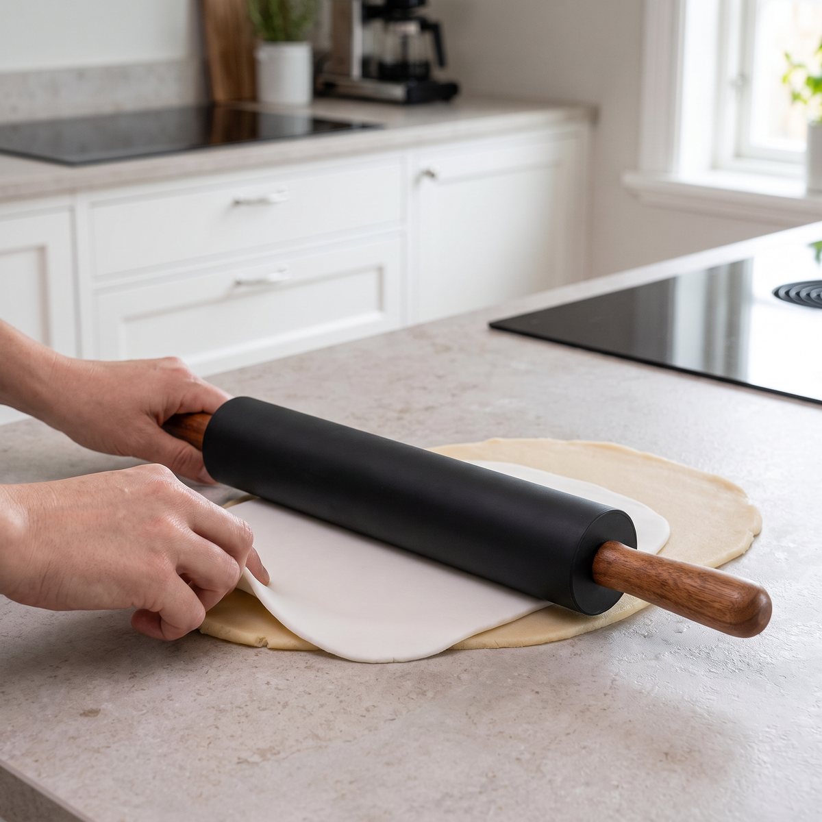 Staubs kavel med svart silikonrulle och handtag i akacia används för att kavla fondant i ett svenskt kök