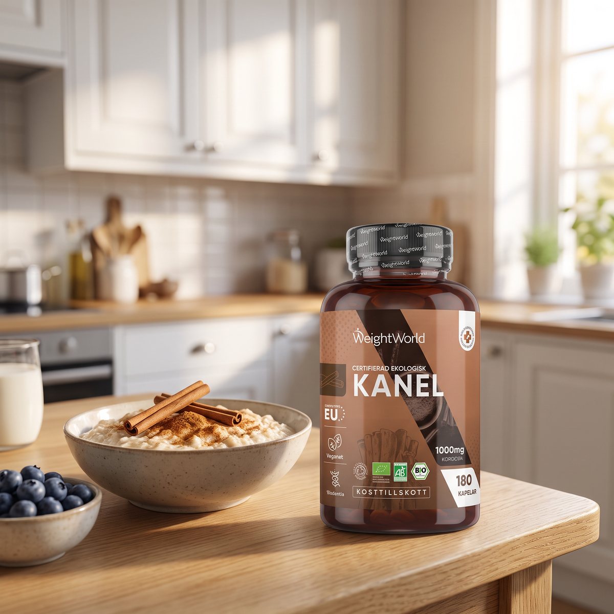 Burk med WeightWorld Ekologisk Kanel på ett ljust frukostbord i ett svenskt kök, bredvid gröt med kanel