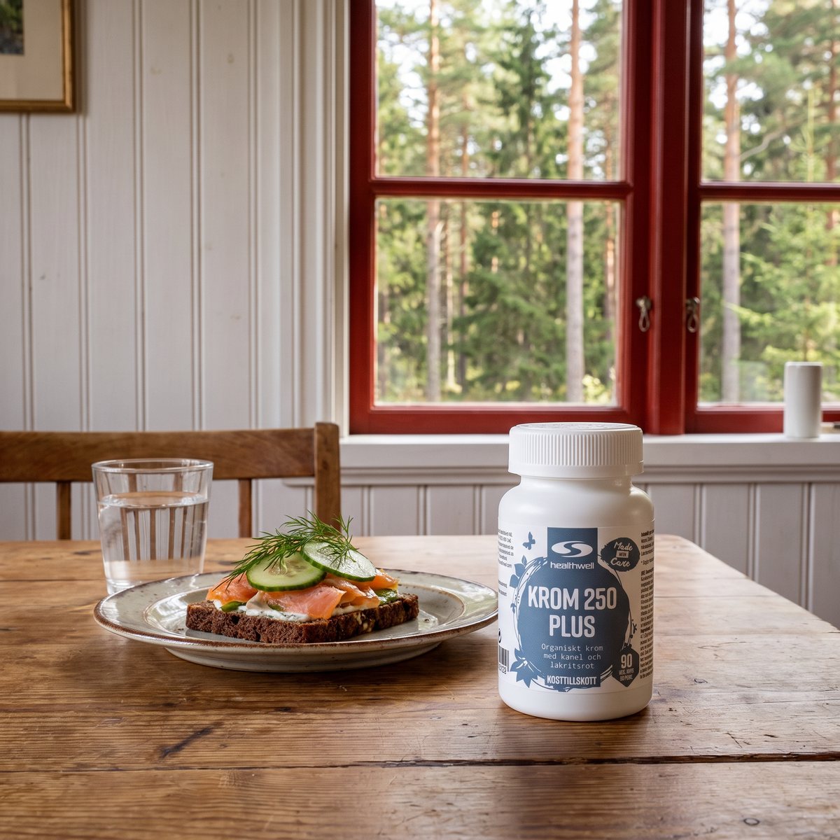 Burk med Healthwell Krom 250 Plus på ett middagsbord i ett svenskt hem med vitpanelade väggar