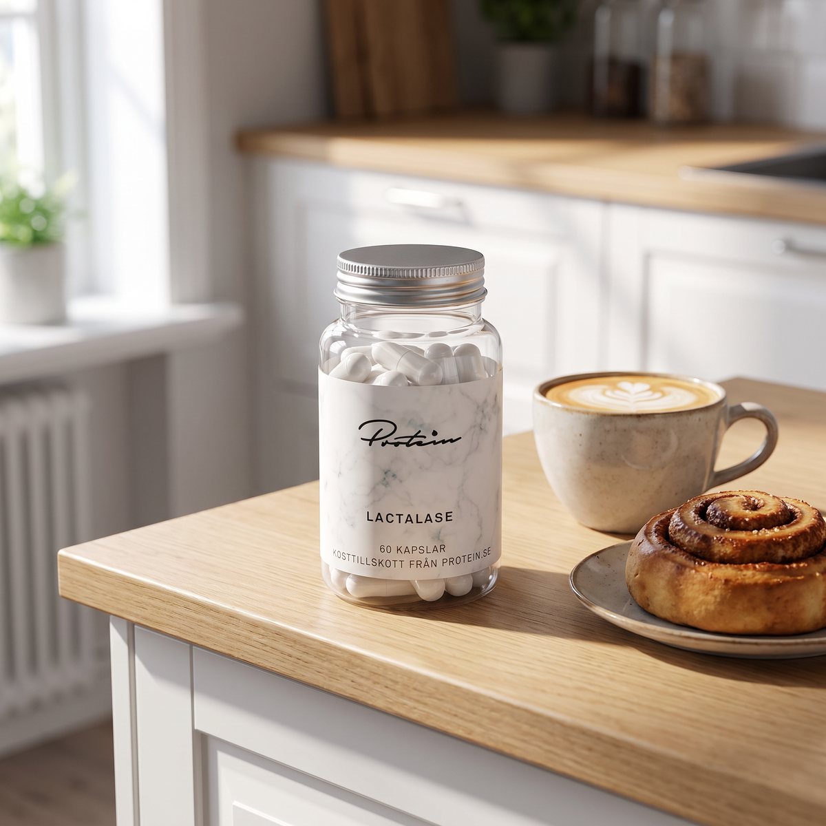 Burk med Lactalase-kapslar på en köksbänk bredvid latte och kanelbulle i ett svenskt kök