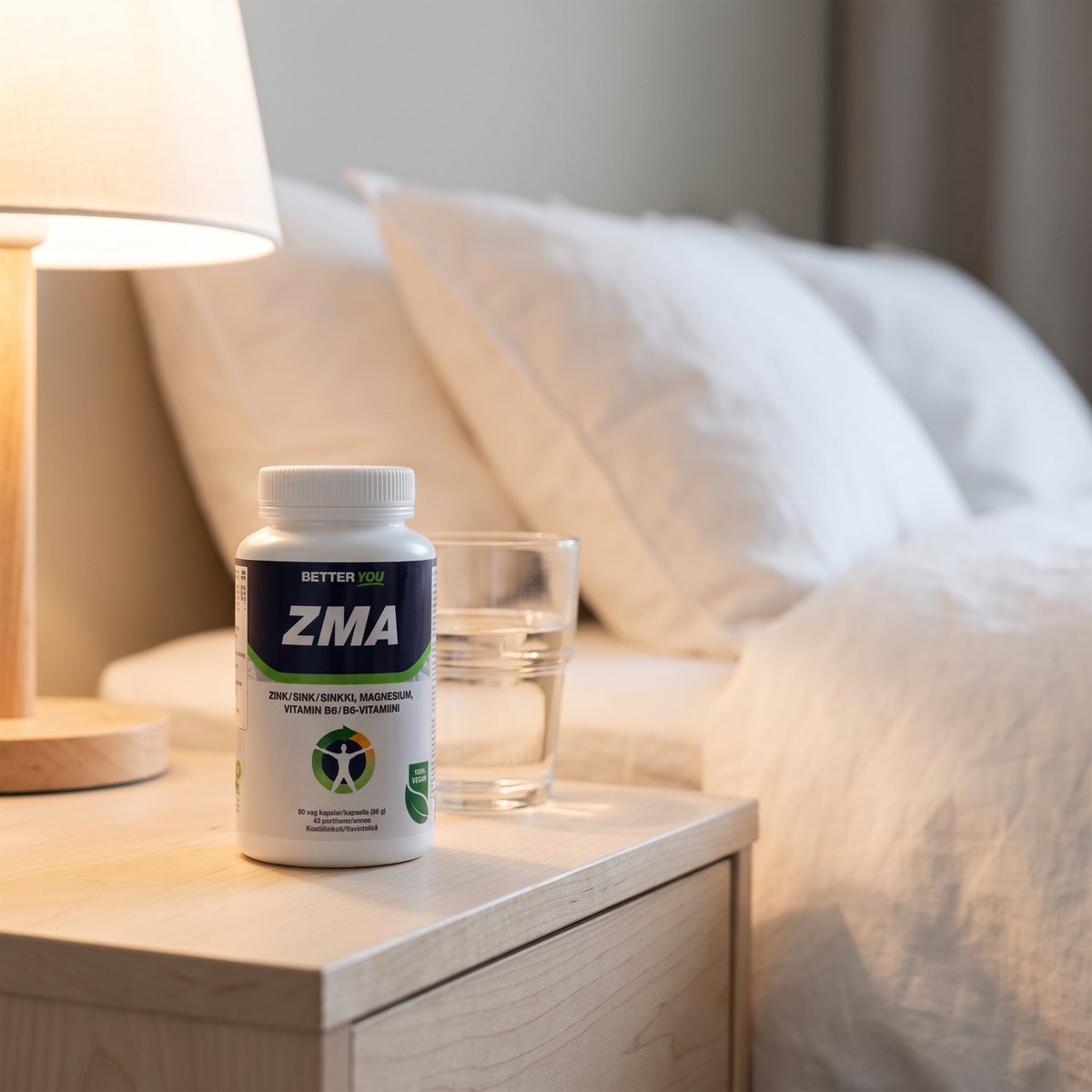 Better You ZMA-burk på ett nattduksbord i ett svenskt sovrum med ett glas vatten