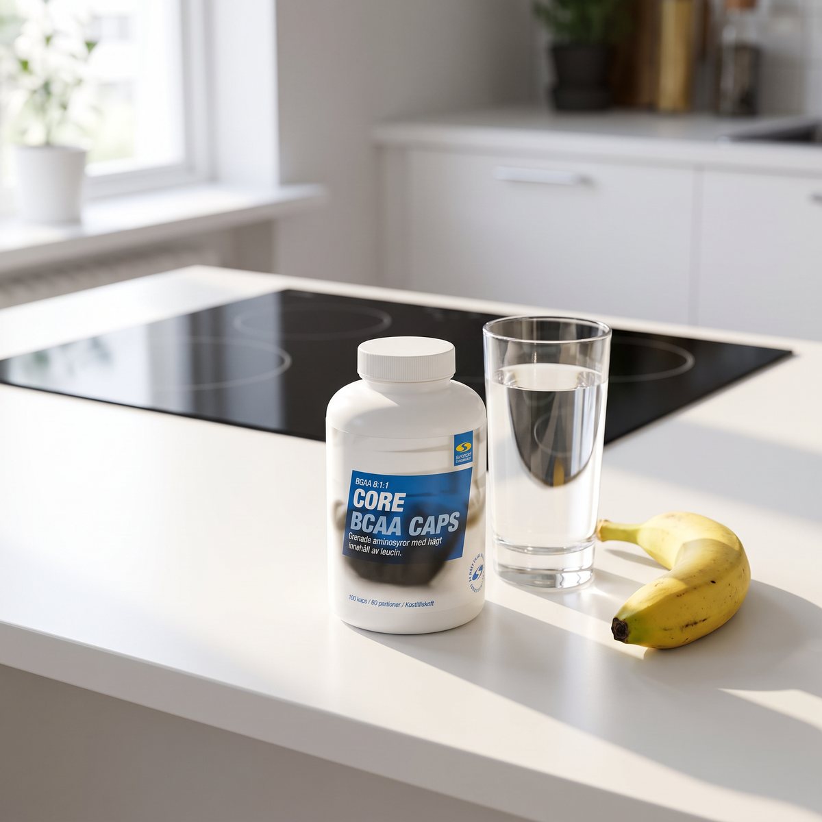 Burk med Core BCAA Caps på ett vitt köksbord i ett svenskt kök med vattenglas och banan
