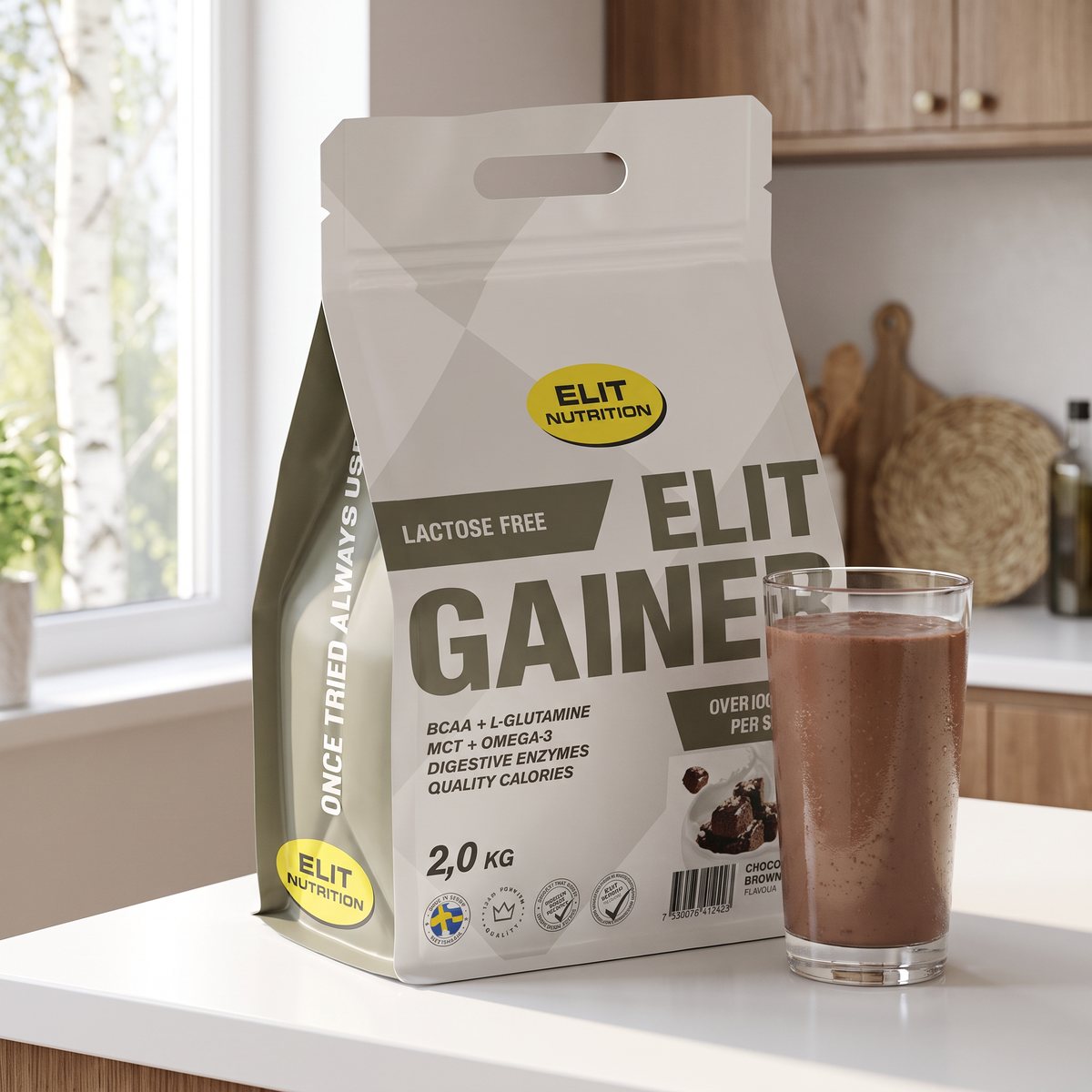 Påse med ELIT Gainer på en vit köksbänk i ett svenskt kök med ett glas chokladshake framför