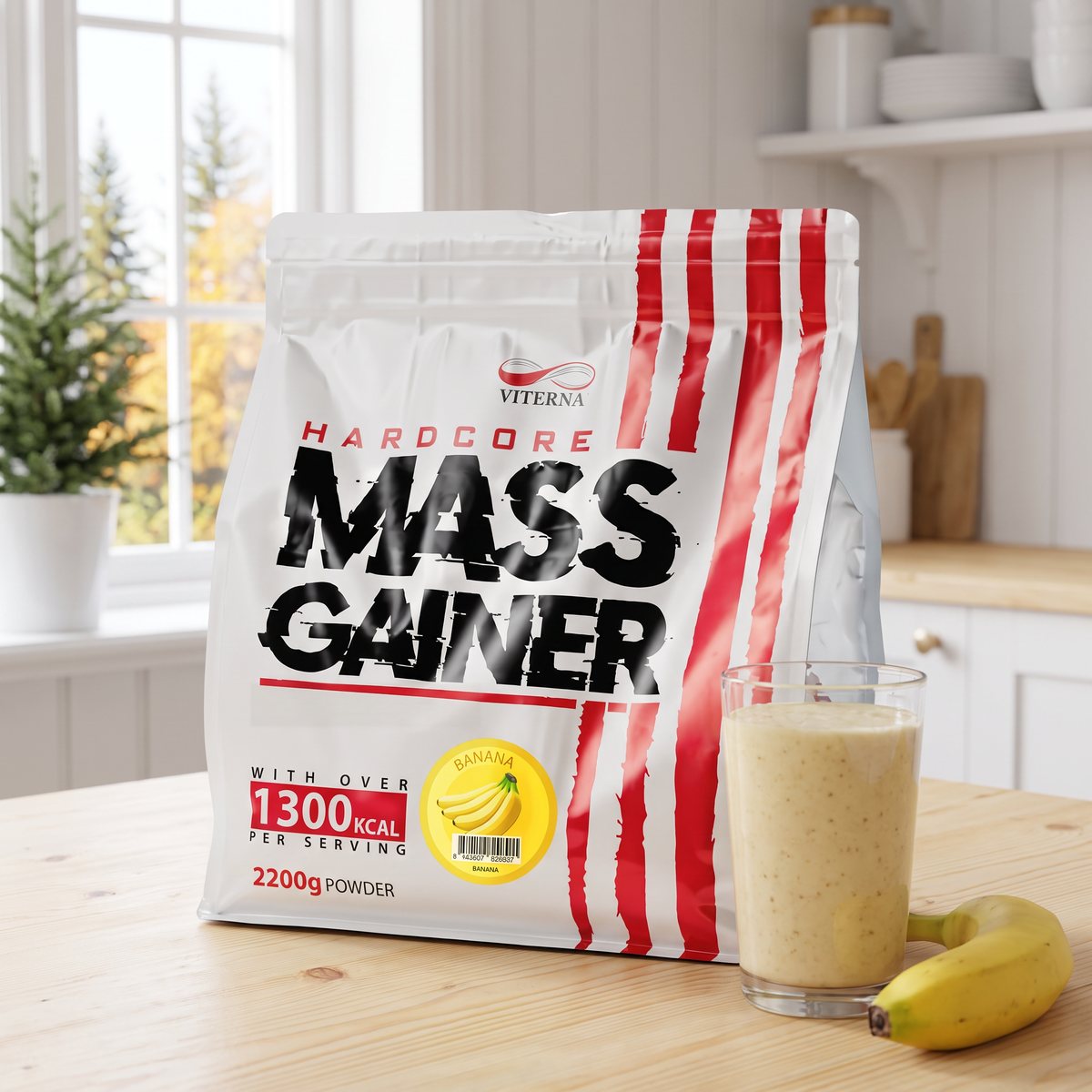 Påse med Viterna Hardcore Mass Gainer på ett furubord i ett svenskt kök med ett glas bananshake och en banan