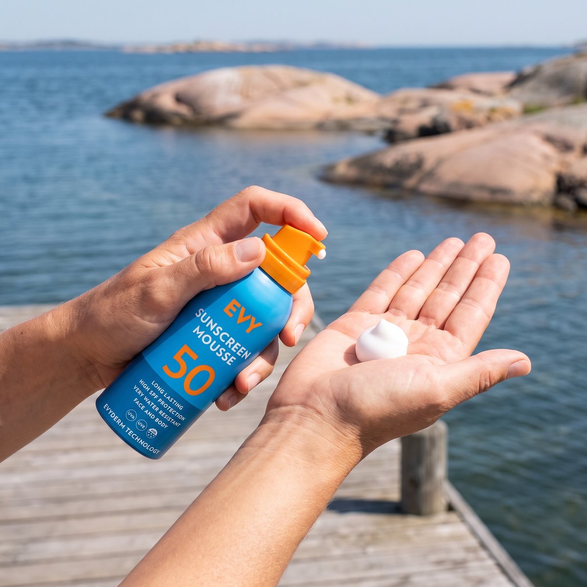 EVY Sunscreen Mousse som trycks ut som skum i handflatan på en brygga i skärgården
