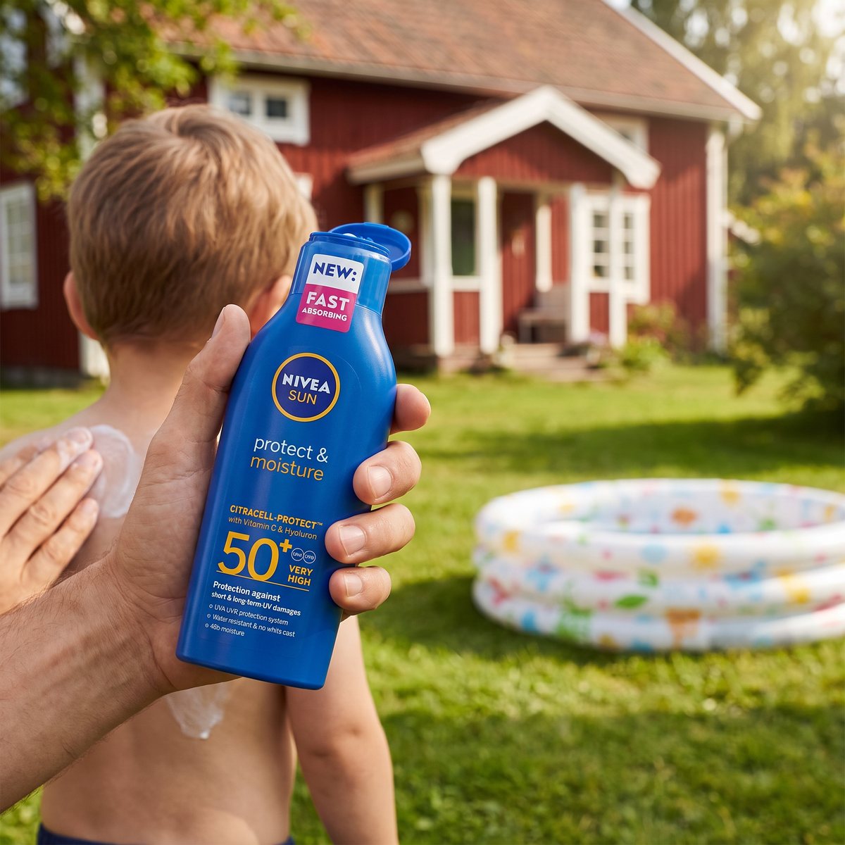NIVEA Protect & Moisture Sun Lotion när en vuxen smörjer ett barns rygg i en svensk trädgård med rött hus