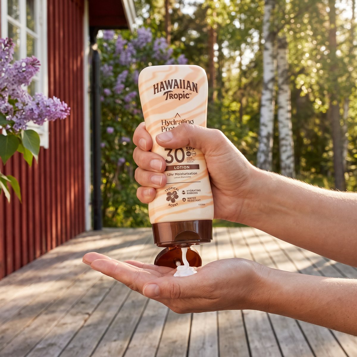 Hawaiian Tropic Hydrating Protection Lotion pressas ut i handen på verandan till en röd stuga