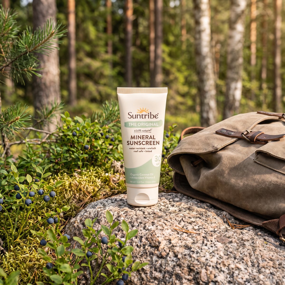 Suntribe Natural Mineral Solkräm på en granithäll i svensk skog med blåbärsris