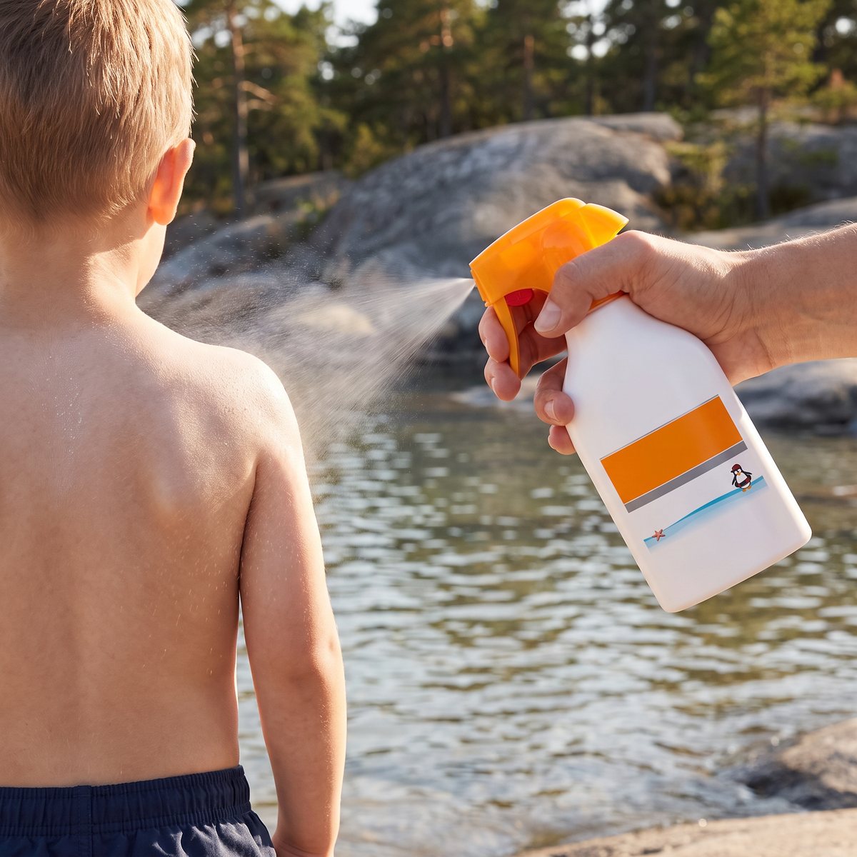 Eucerin Sun Kids Trigger Spray sprayas över ryggen på ett barn vid klipporna i skärgården